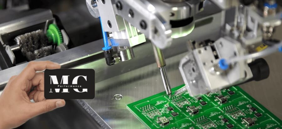 Laser-Lötroboter setzt ein Bauteil auf einer grünen Leiterplatte im Labor von MG Performance